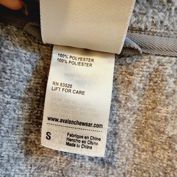 AVALANCHE GRAY ZIP JACKET WITH ZIP POCKETS AND THUMB HOLE SLEEVES SIZE SMALL - Picture 3 of 8